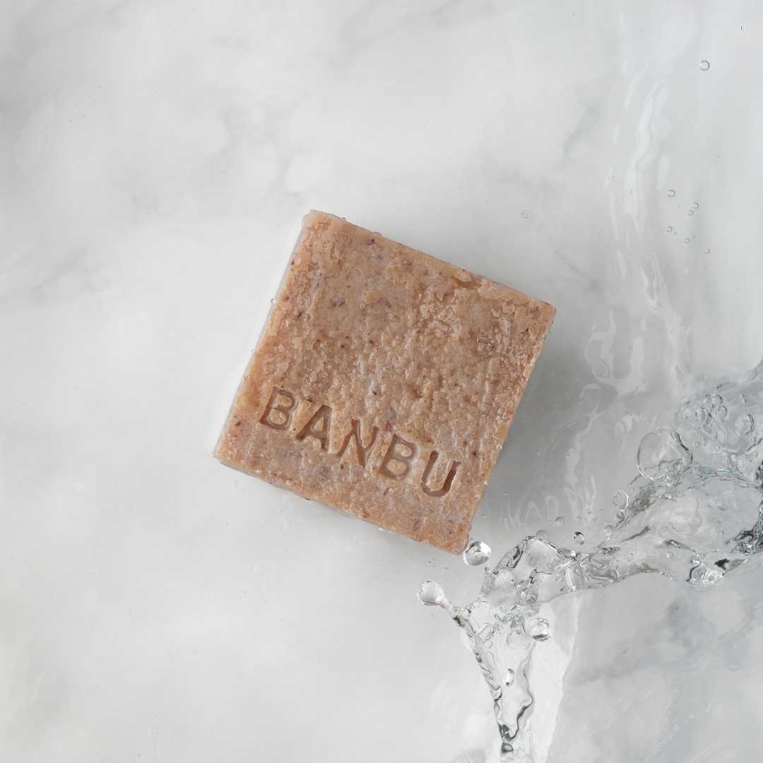 Sprchové peelingové mýdlo RELEASE