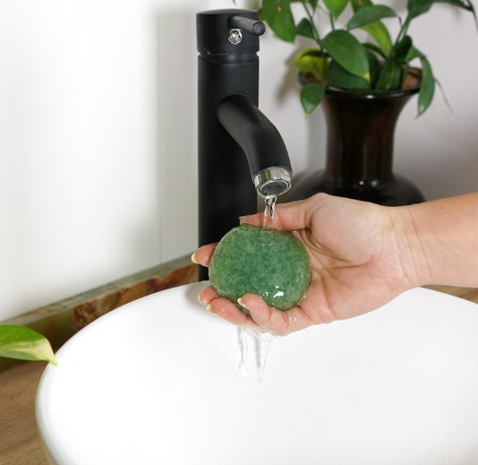 GREEN KONJAC - čisticí houba na pleť se zeleným čajem